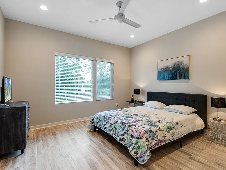 823 N Bronough St — Photo 17