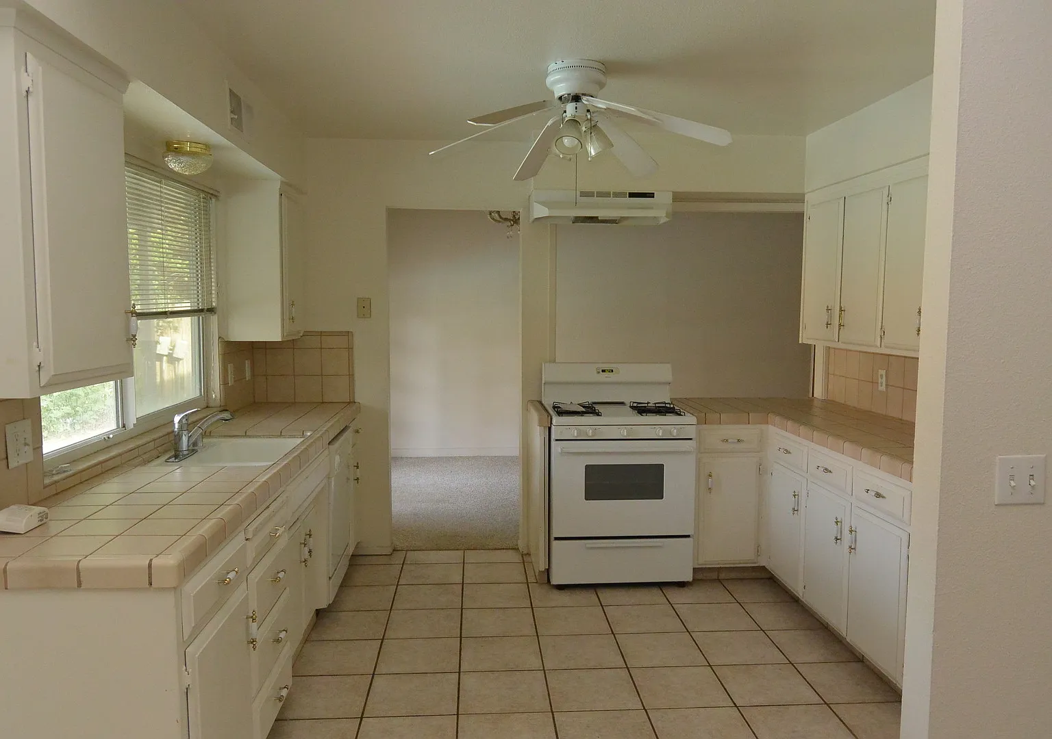 Nice 3 Bed/2 Bath w/POOL + Pool Care & Yard Care Included Located in SW Neighborhood near Schools... — Photo 2