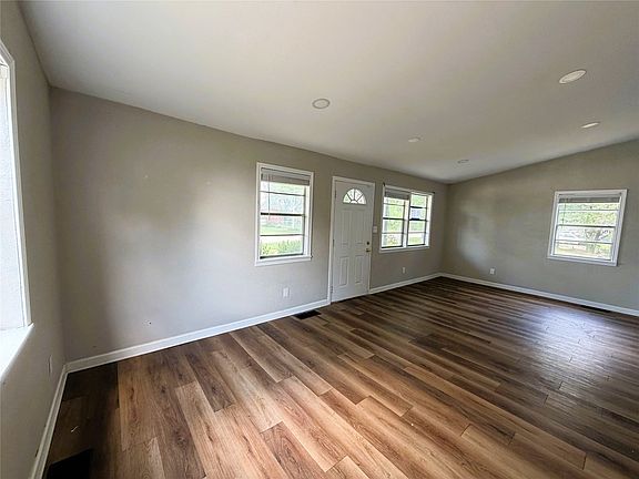 4th image of 2817 N Mountain View Rd