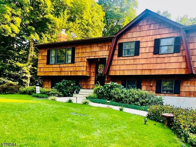 1st image of 1 Spruce Dr