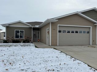 1702 Miller Ln, Aberdeen, SD 57401