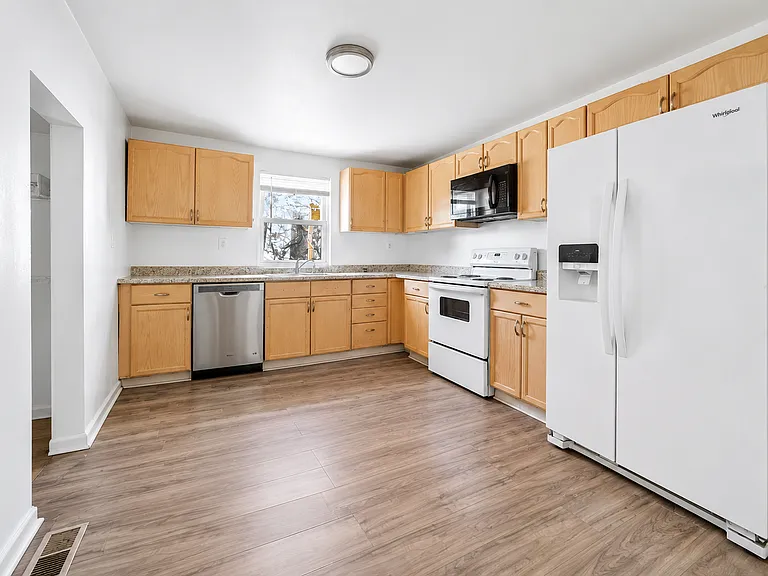 505 E Maple Ave — Photo 2