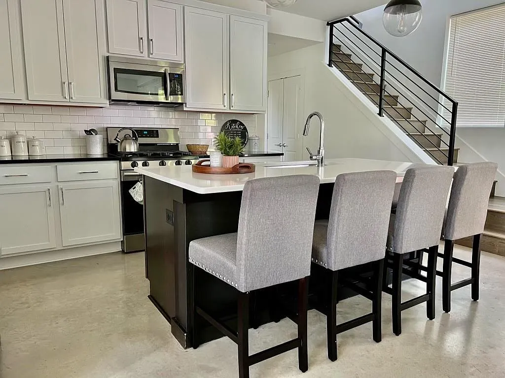3 bed, 2.5 bath, 1880 sqft, $3,200 — Photo 2