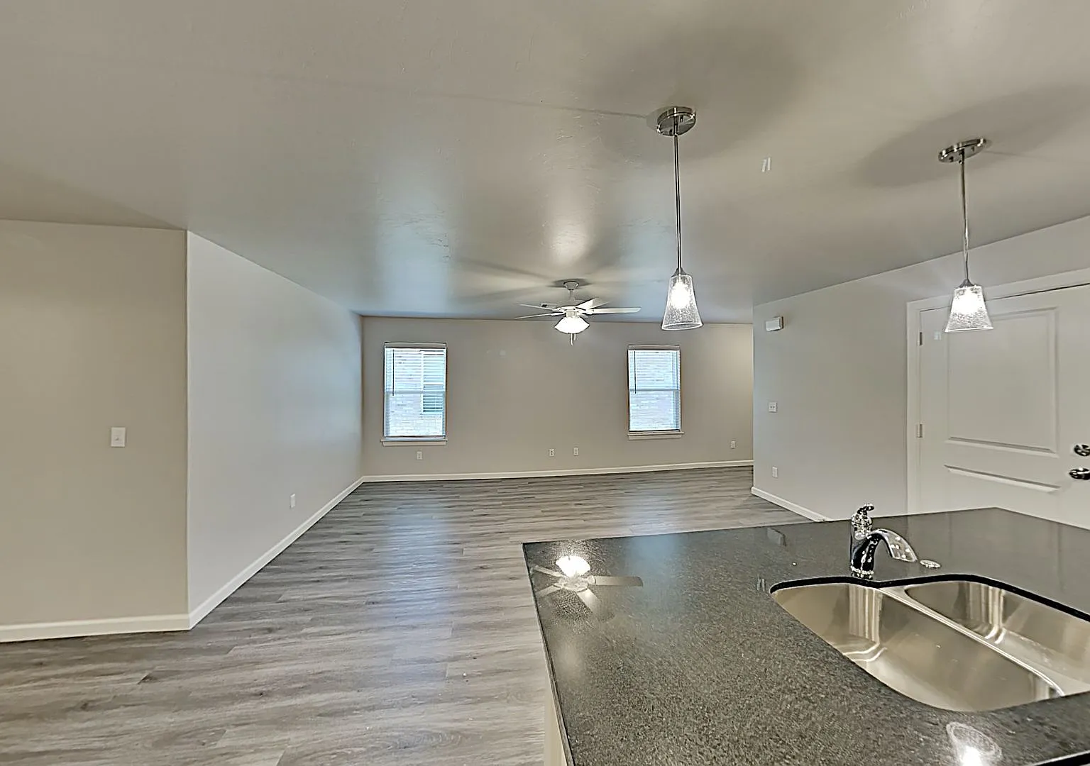 3 Bed 2 Bath 2 Car Garage Duplex - Great location close to the Broadway Extension and 8 minutes f... — Photo 4