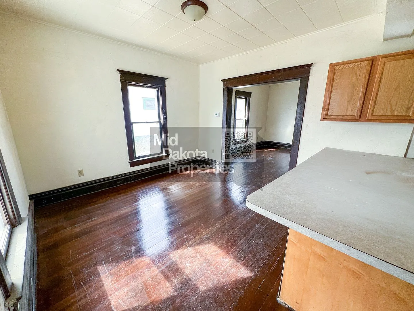401 W 11th-3 Bedroom House — Photo 3