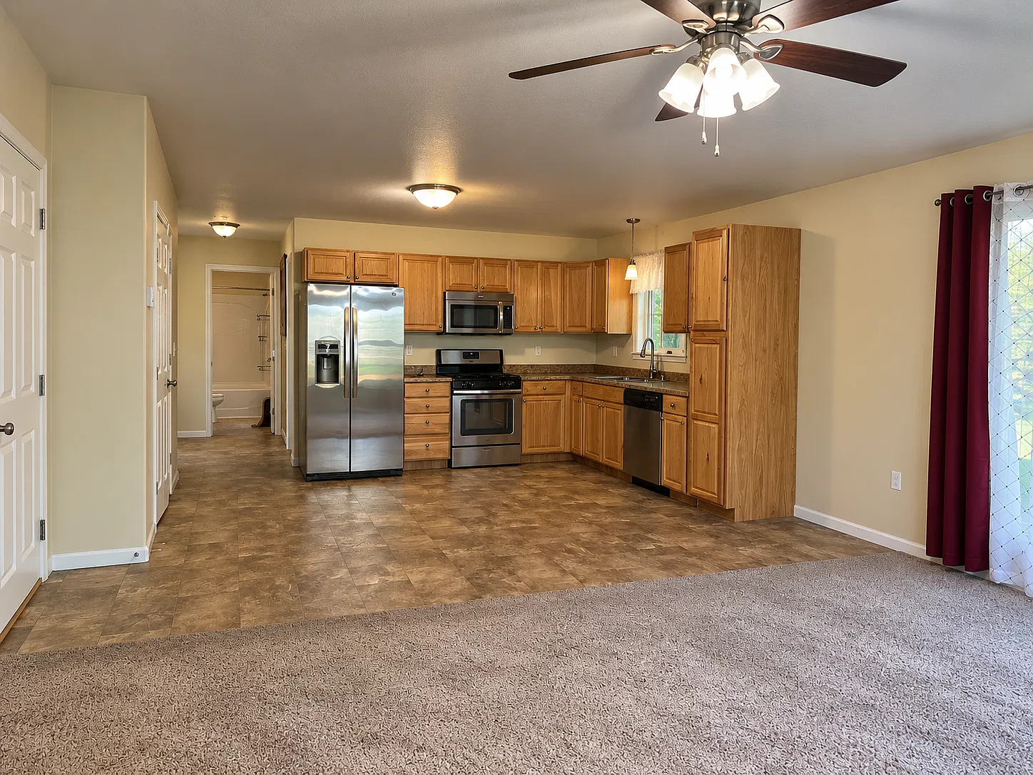 3 bed, 1.5 bath, 1200 sqft, $2,200 — Photo 3