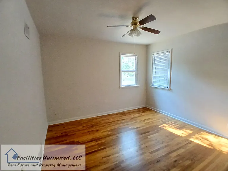 921 Charlotte St — Photo 12