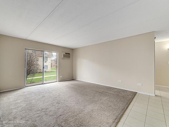 3rd image of 242 Shorewood Dr APT Gd