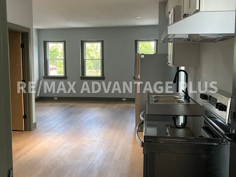 118 W 3rd St — Photo 1