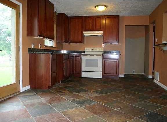 3rd image of 320 E Edgewood Ave