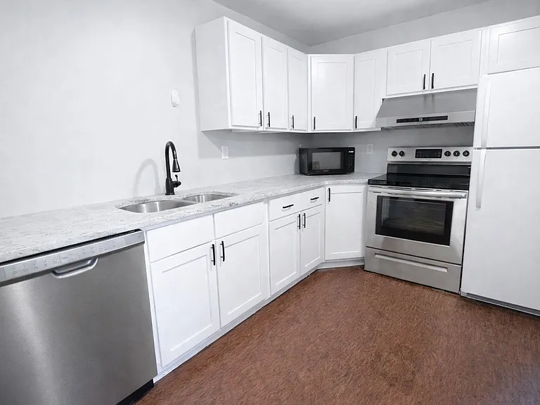 217 Columbia St — Photo 3