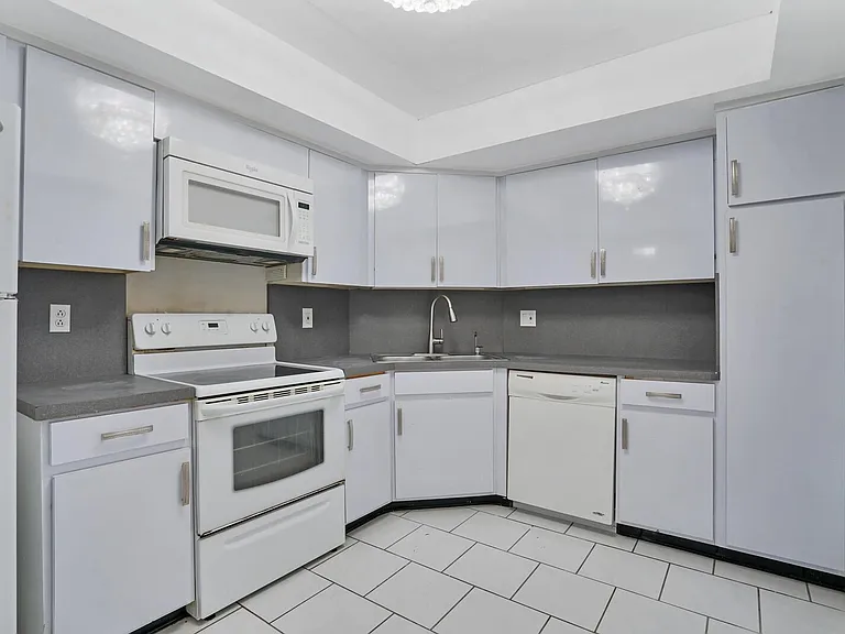 1739 Embassy Dr #202A — Photo 2