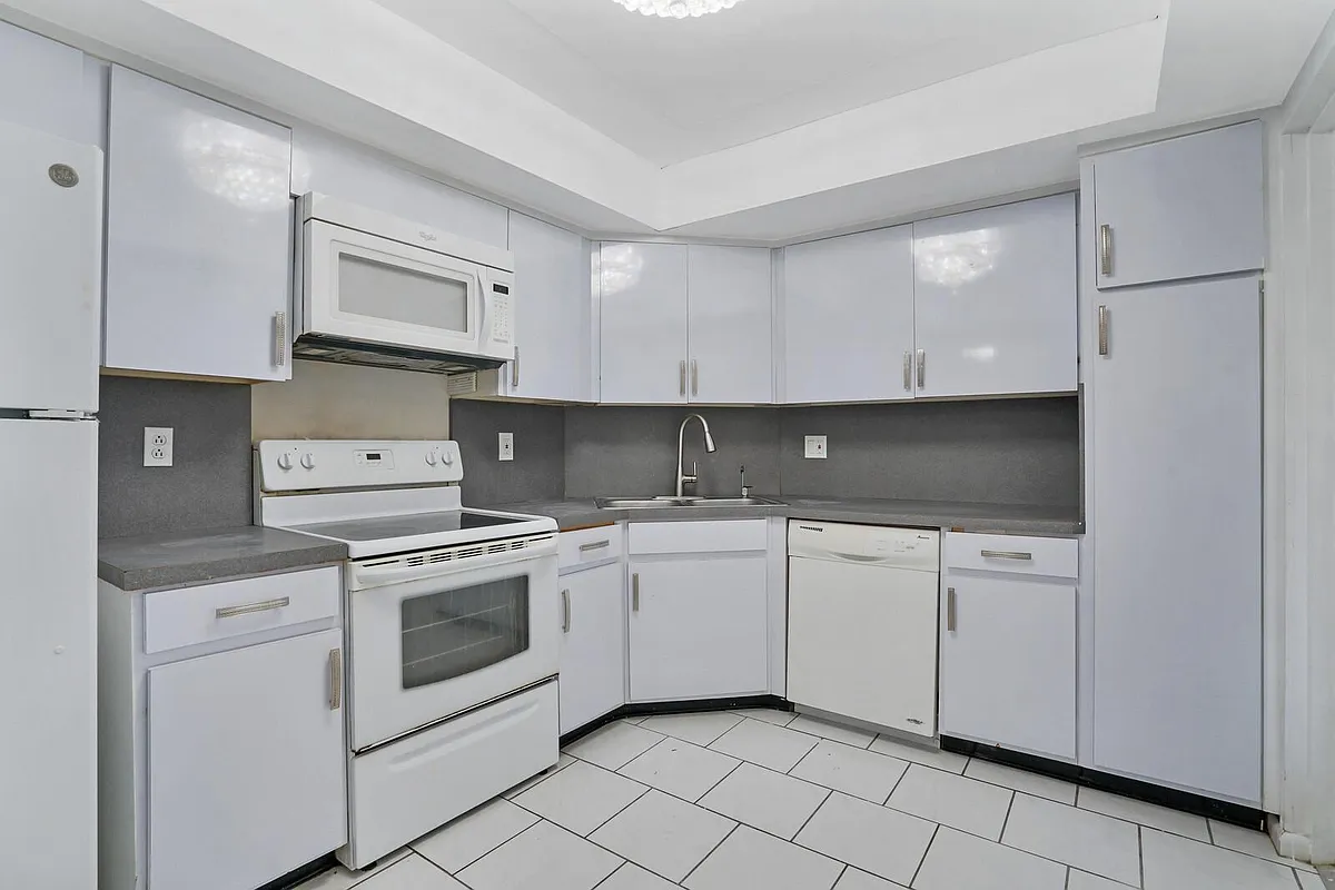 Building Photo - 1739 Embassy Dr #202A