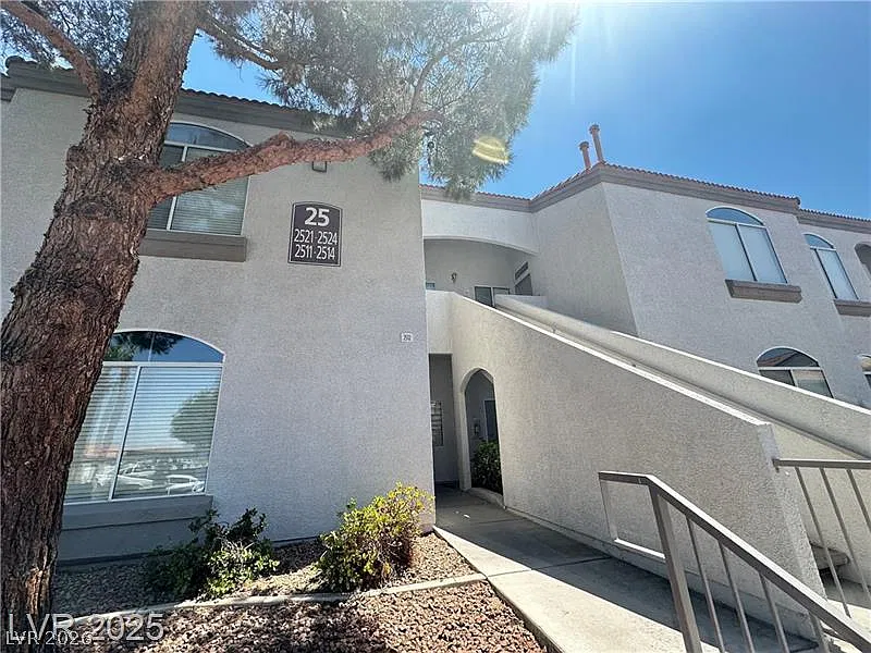 2 bed, 2.0 bath, 1042 sqft, $1,600 — Photo 2