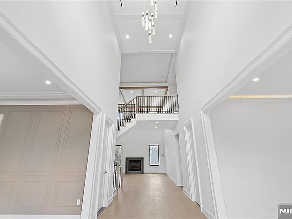 3rd image of 228 Spring Valley Rd
