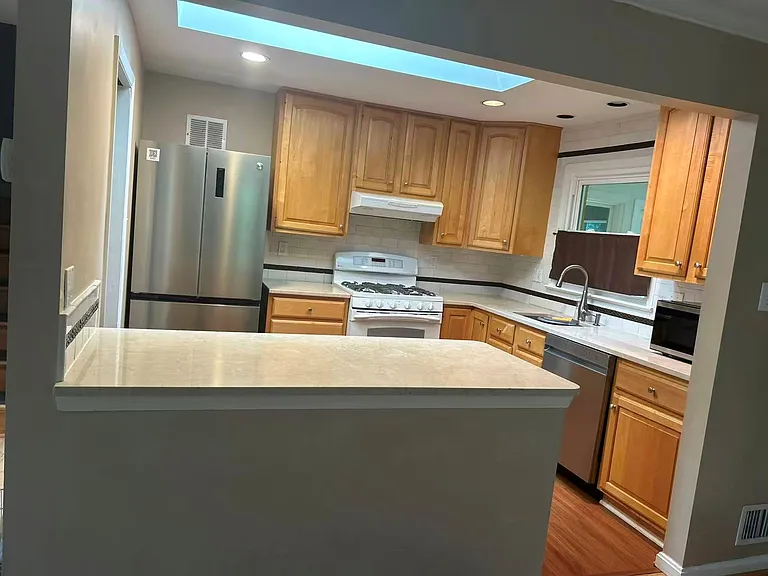 1415 Mayflower Dr — Photo 3