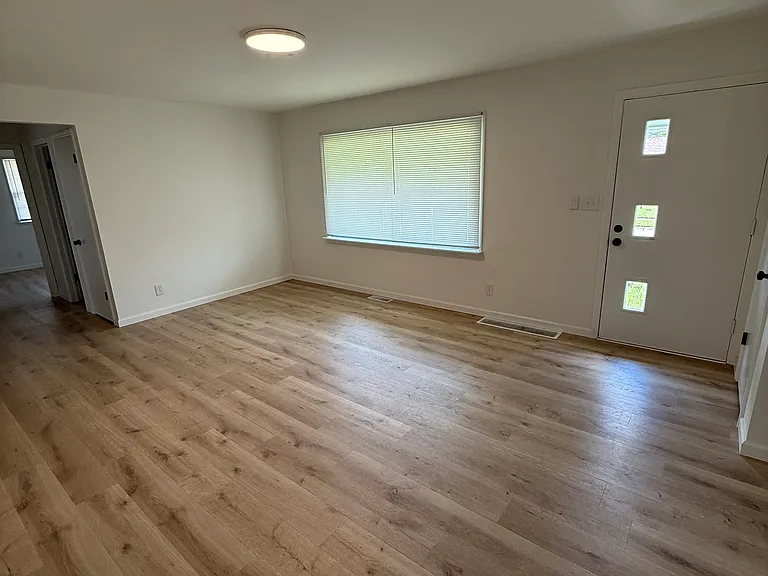 3390 Kenlawn St — Photo 4