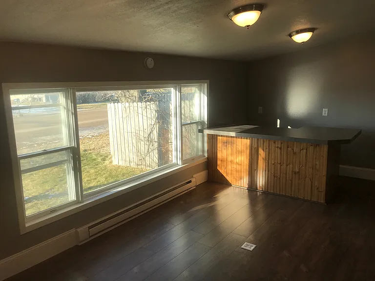 116 Lawrence Ave — Photo 6