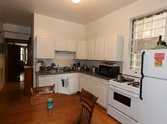 4th image of 1326 N Claremont Ave #A02w