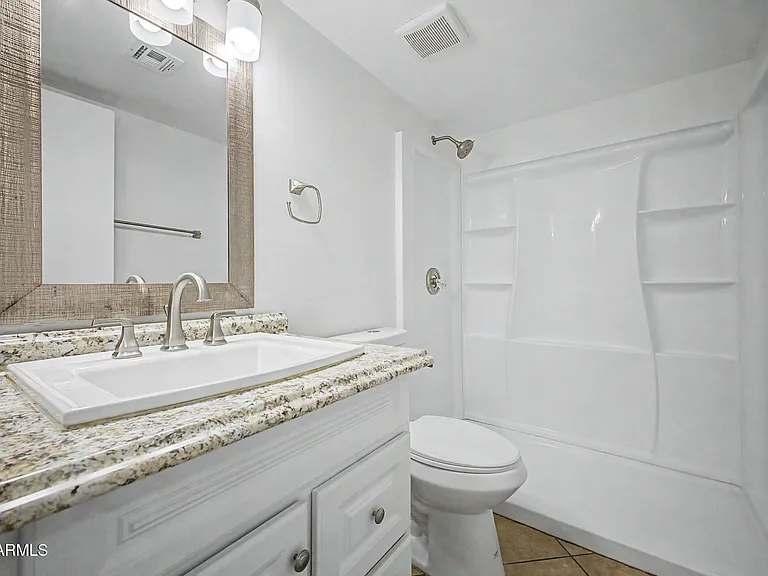 7637 W North Ln — Photo 26