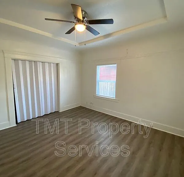 202-208 W Oak St #208 W OAK STREET — Photo 6