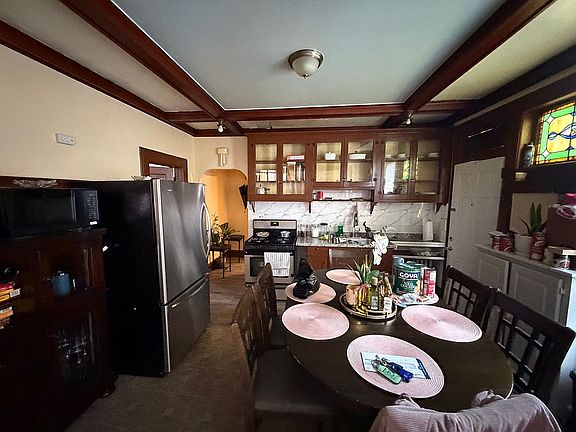 3rd image of 49 E 19th St