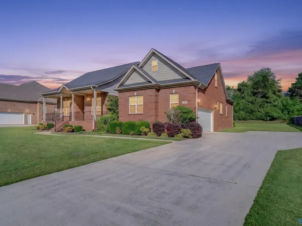 230 Twin Lakes Dr, New Market, AL 35761