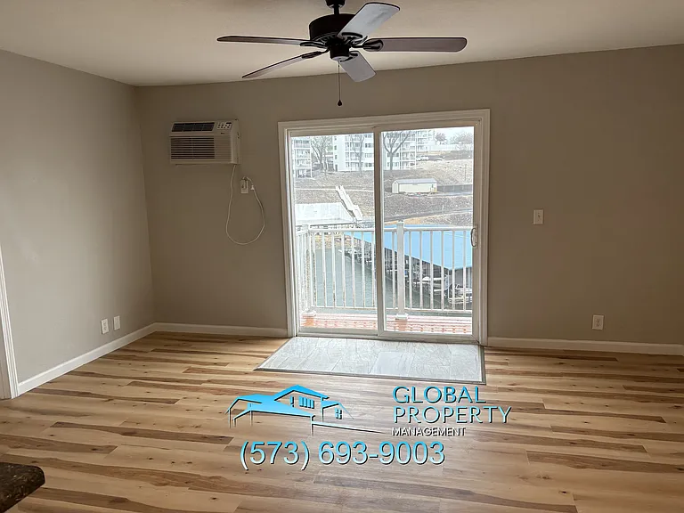 Lakefront Apartments — Photo 30