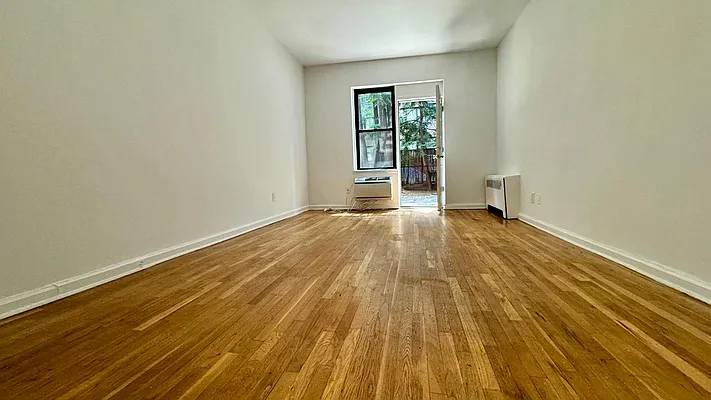 Rented by HOLTON REAL ESTATE INC. | media 9