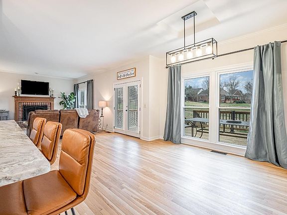 5th image of 661 Pembroake Ln