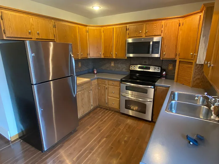 914 Chicago Ave — Photo 3