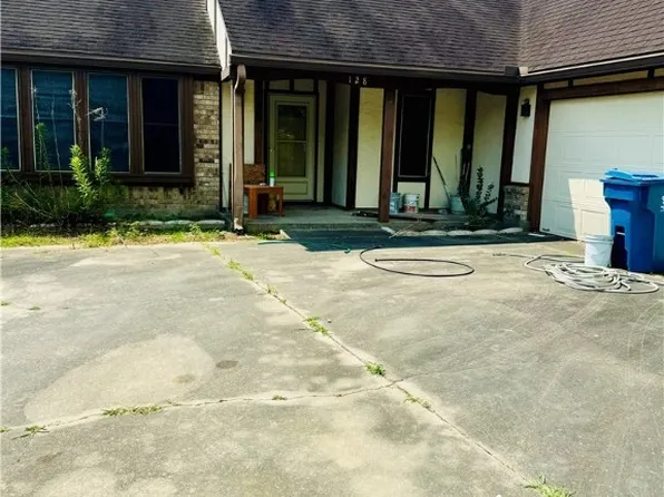 128 Timberline Dr, Port Lavaca, TX 77979