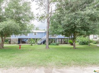 32 Crestview Dr, Cuero, TX 77954