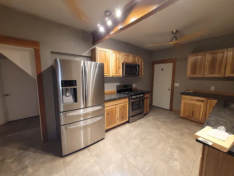 1001 Lozier Ln — Photo 1
