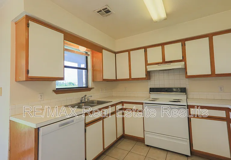 2223 W Roselawn St — Photo 7