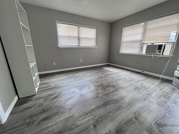 3rd image of 121 Robert St