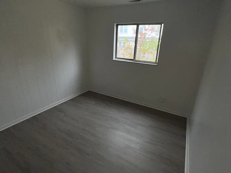 1067 Salem Ave — Photo 10