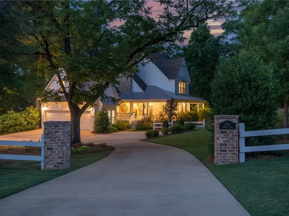 1732 W Farmville Rd, Auburn, AL 36879