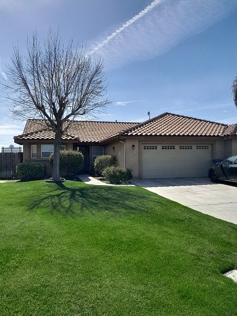 Front of Home with 2 car garage