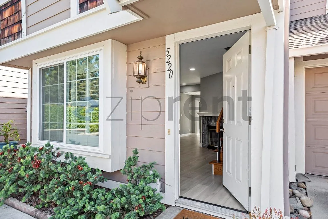 2 bed, 2.5 bath, 1052 sqft, $4,200 — Photo 3