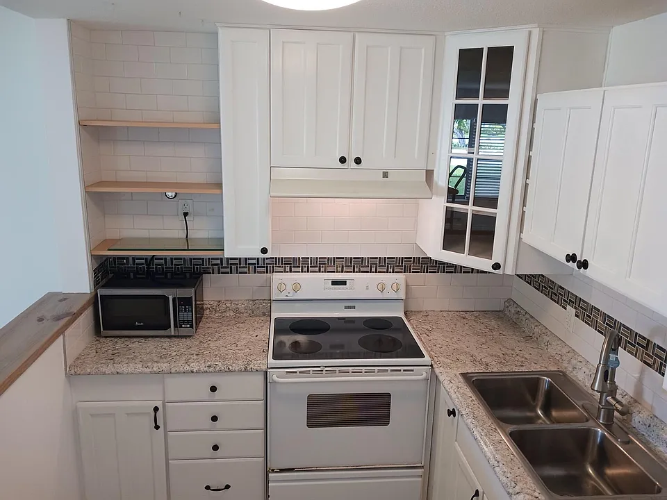 163 Lyndhurst #163-L