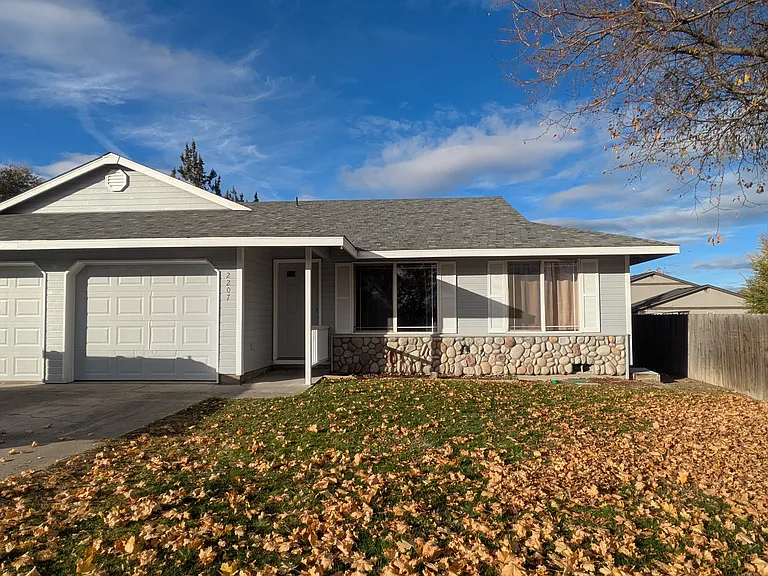2207 SW Quartz Ave — Photo 1