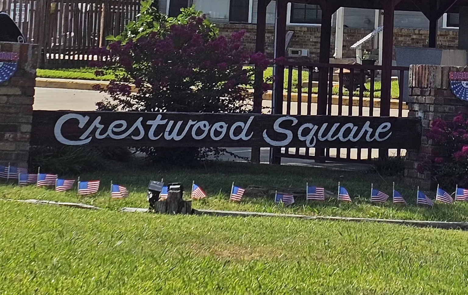 Crestwood Square Apartaments — Photo 1