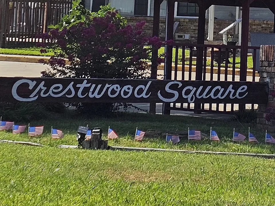 Crestwood Square Apartaments