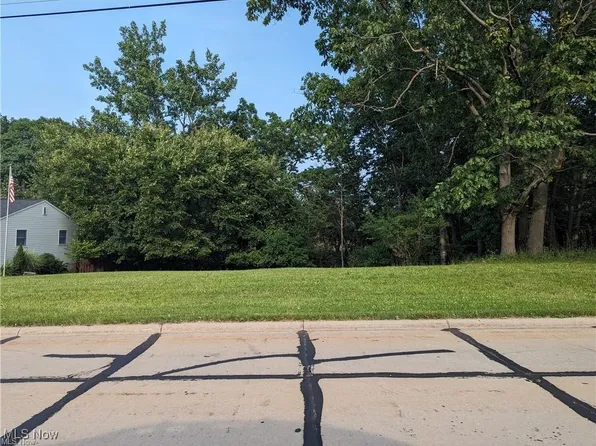 Laura Lee Ln, Seven Hills, OH 44131