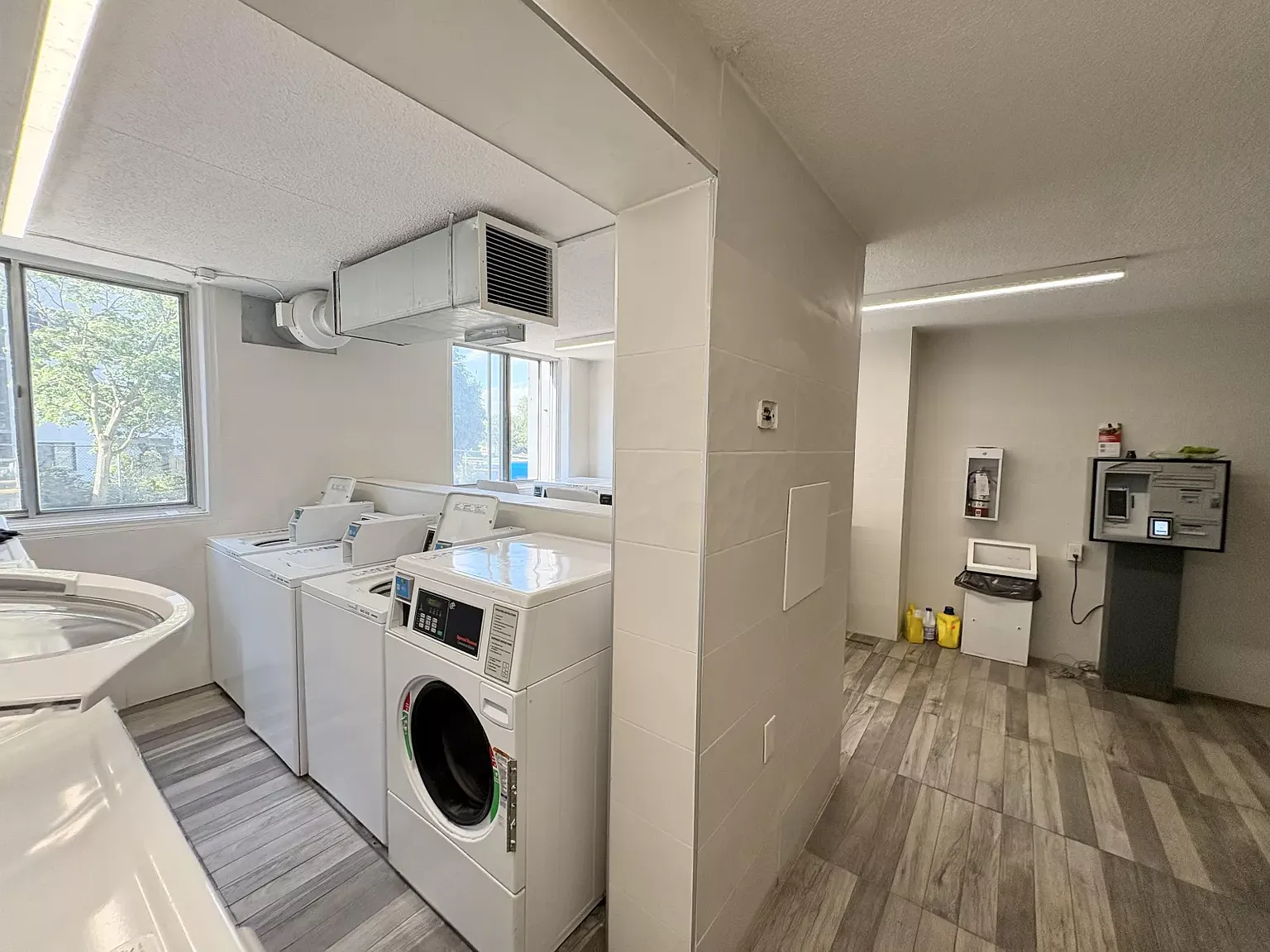 2 bed, 881 sqft, $1,710 — Photo 2