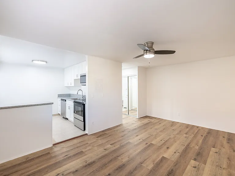 5542 Newcastle Ave #8 — Photo 2