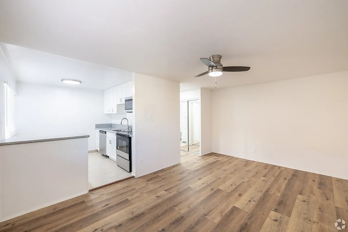 Building Photo - 5542 Newcastle Ave #8