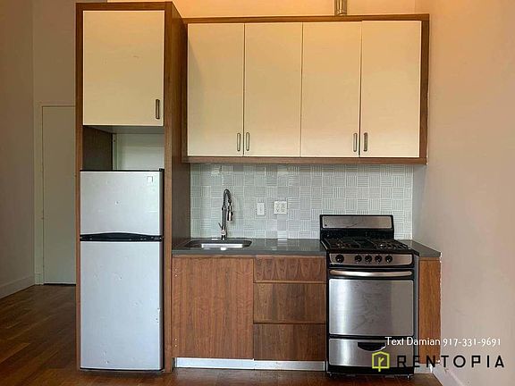 4th image of 949 Willoughby Ave #319