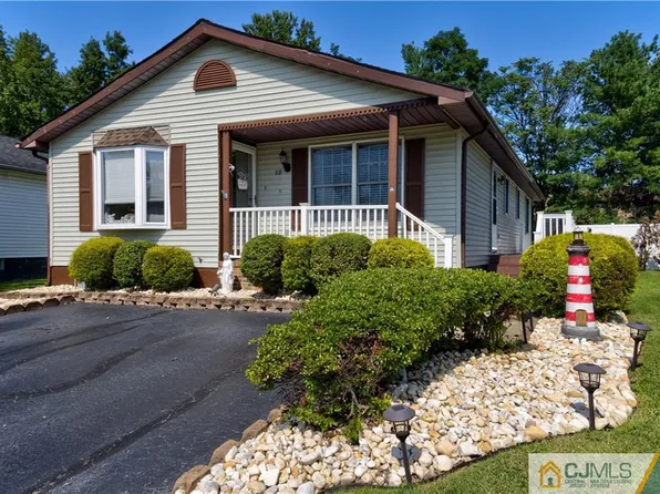 15 Pinetree Ln, Manalapan, NJ 07726